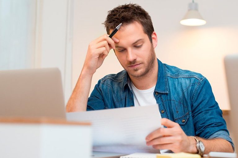 Ragazzo in ufficio concentrato a leggere