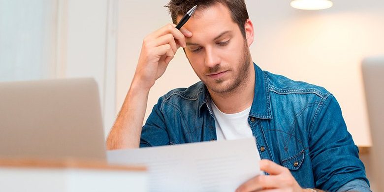 Ragazzo in ufficio concentrato a leggere