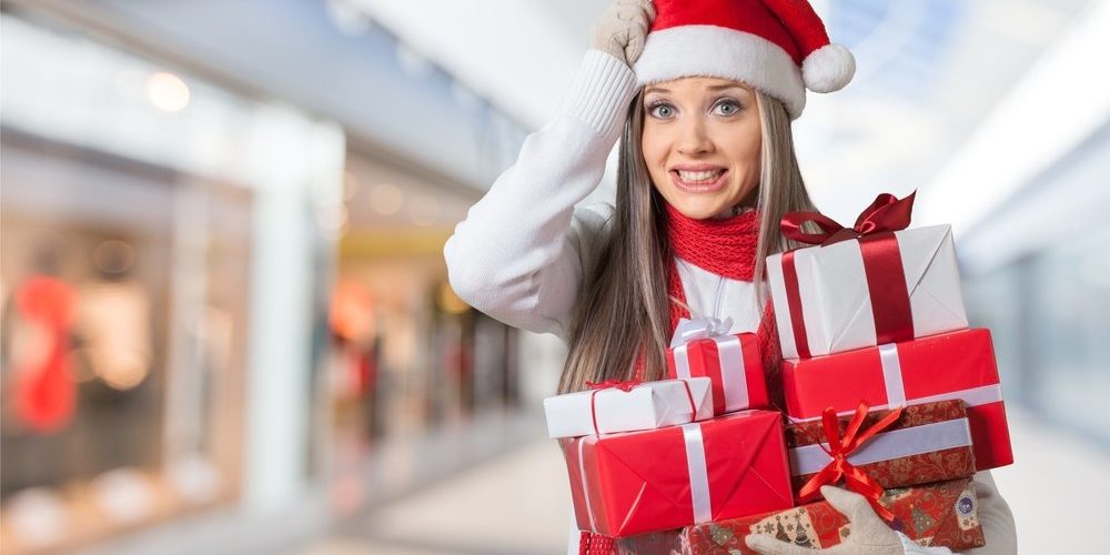 Ragazza stressata per i regali di Natale