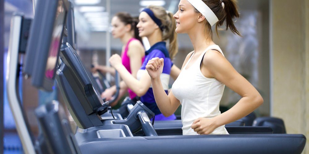 Ragazze corrono in palestra con il sorriso