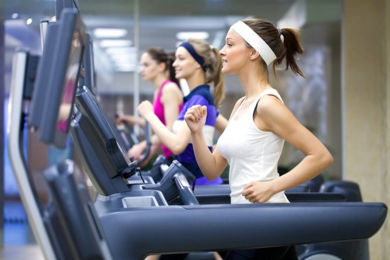 Ragazze corrono in palestra con il sorriso