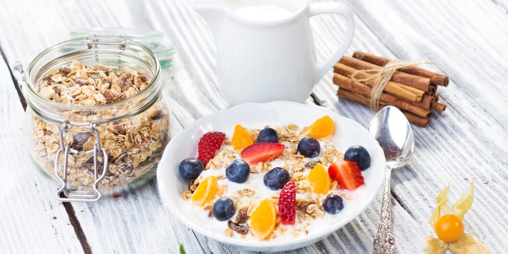 Colazione con musli, frutta fresca e latte