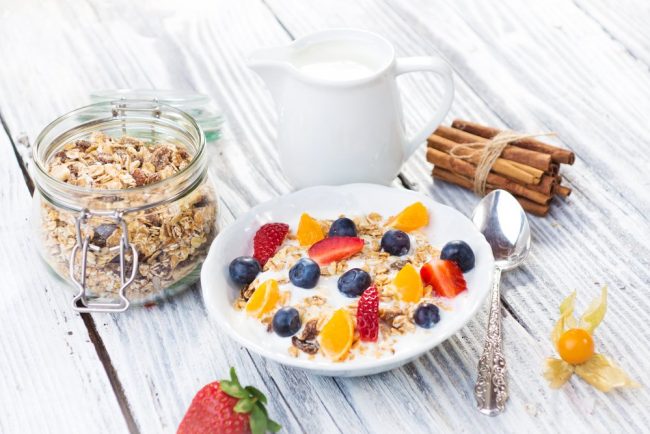 Colazione con musli, frutta fresca e latte