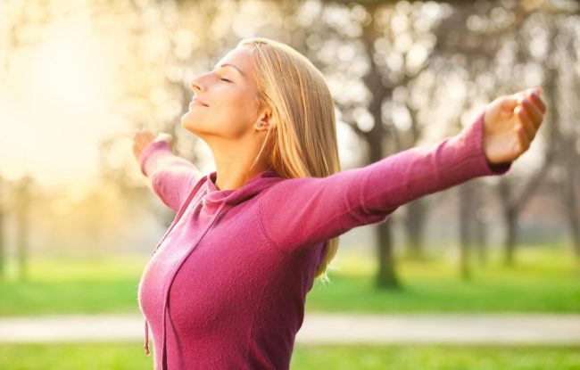 Ragazza respira felice all'aria aperta