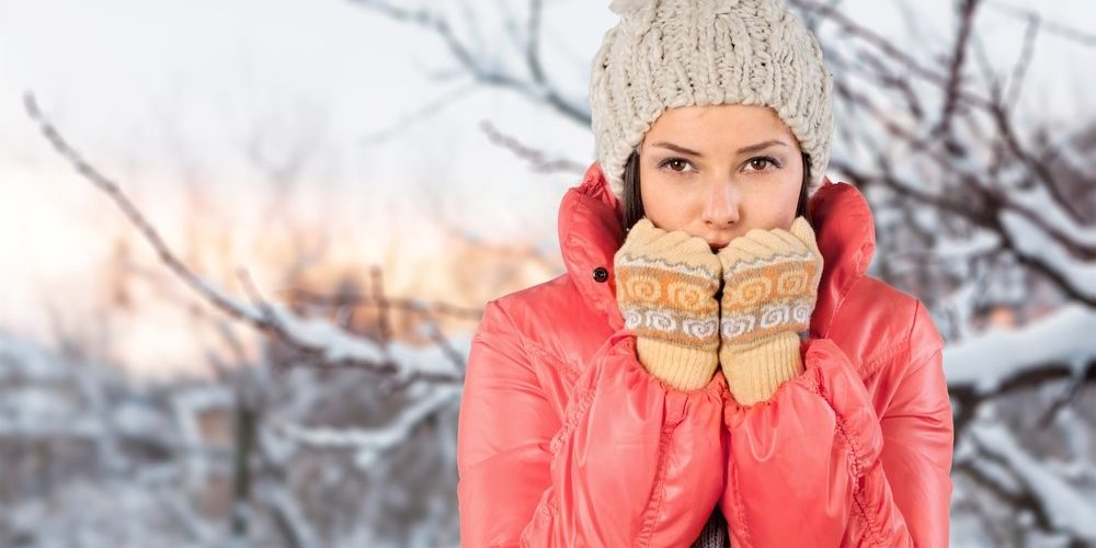 Ragazza si copre per il freddo in inverno