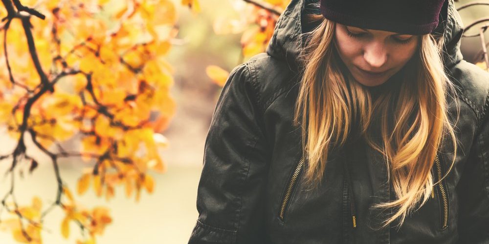 Ragazza triste per il cambio di stagione