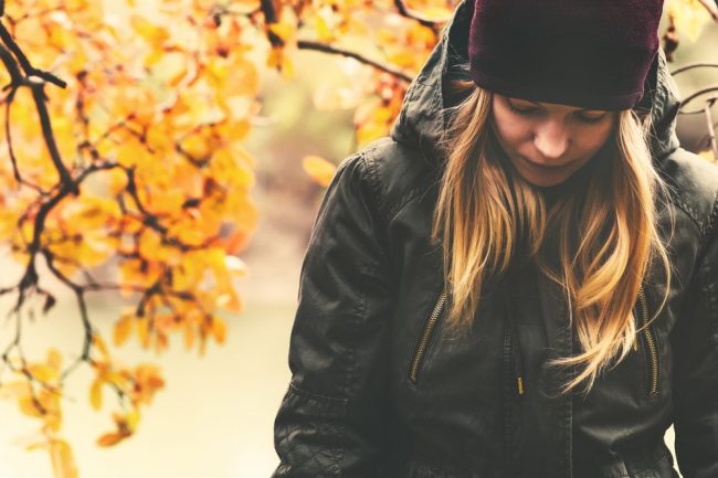 Ragazza triste per il cambio di stagione