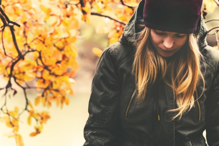 Ragazza triste per il cambio di stagione