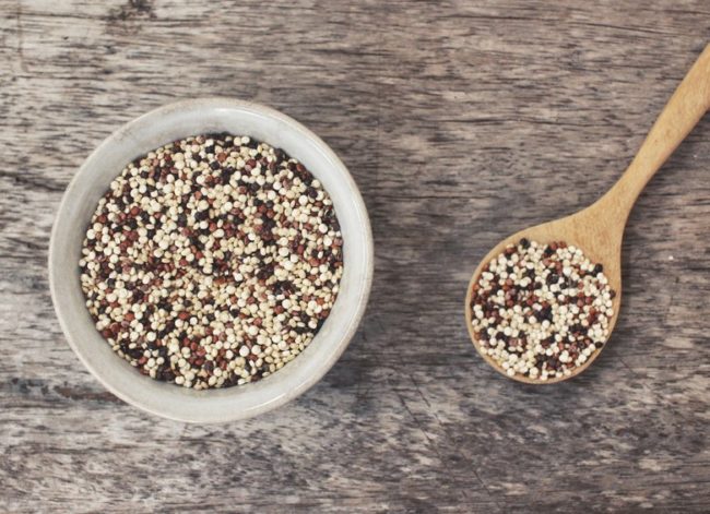 Quinoa mista di 3 colori in una ciotola