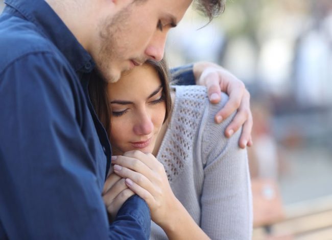 Ragazzo consola la fidanzata abbracciandola