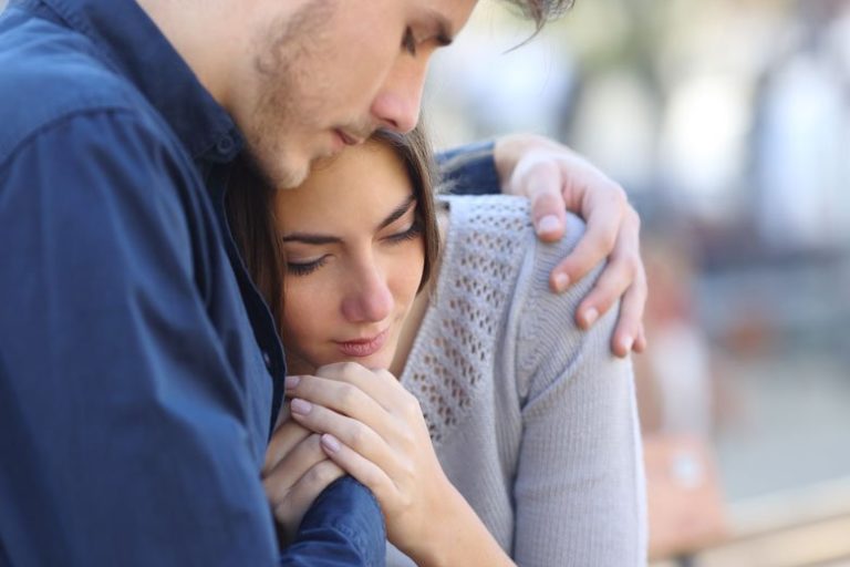 Ragazzo consola la fidanzata abbracciandola