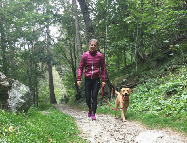 Greta Laurent a passeggio nei boschi con il cane