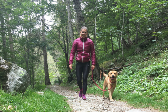 Greta Laurent a passeggio nei boschi con il cane