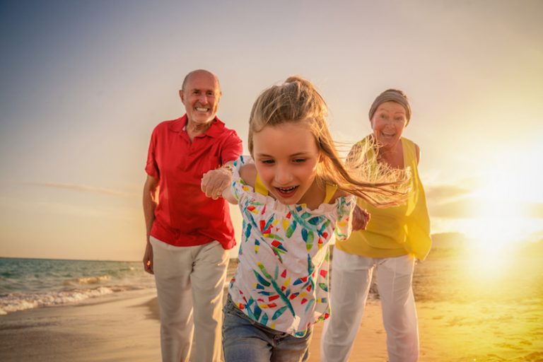 nonni: nonni in vacanza con la nipote passeggiano al mare