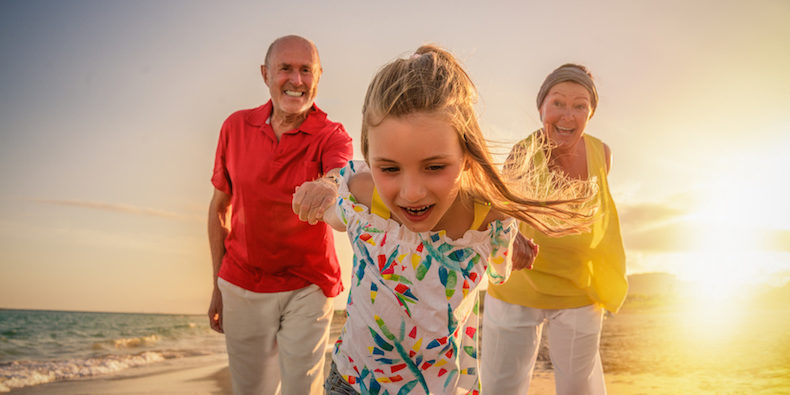 nonni: nonni in vacanza con la nipote passeggiano al mare