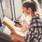 Perché leggere fa bene all’umore e aiuta a vivere meglio?